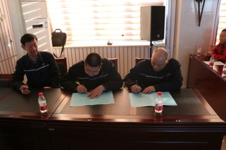 4總經(jīng)理佟國山與各部門簽訂責任狀.jpg